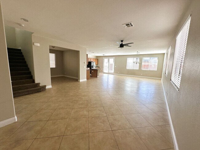 Foto del edificio - Beautiful 4 bedroom Summerlin home with balcony view of mountains! Downstairs the open floor plan...