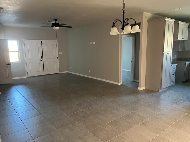 Foto del edificio - 10615 E 45th Pl