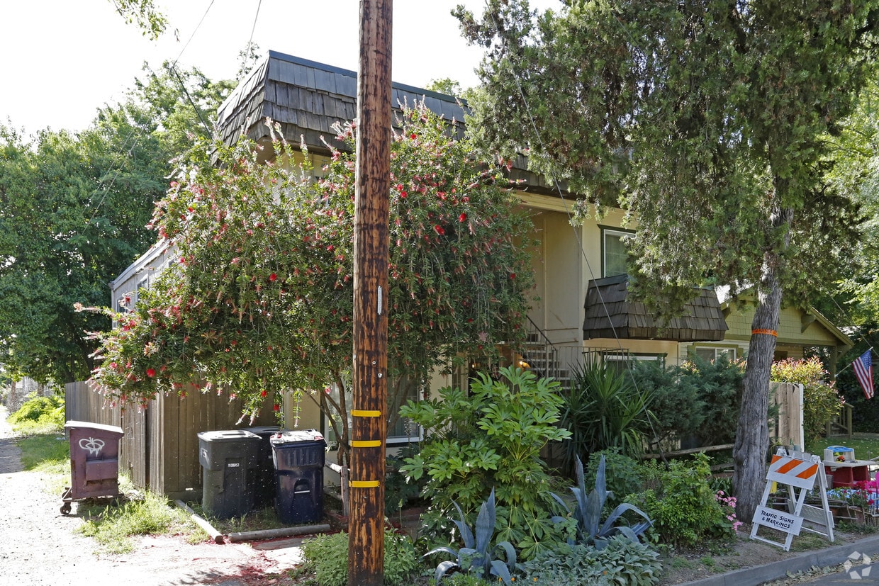 Building Photo - 217 25th St