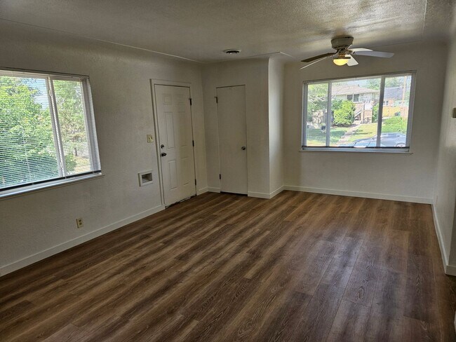 Building Photo - Cute 2 Bedroom/1 Bathroom Duplex Near Lowr...
