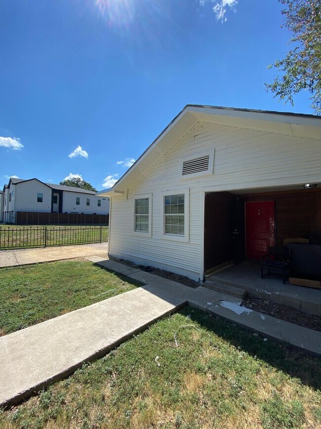Building Photo - Recently renovated Mount Auburn home