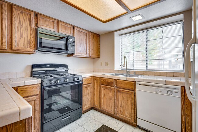 Building Photo - Quaint cottage style 3 bed, 2 bath home in...