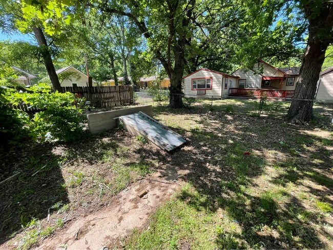 Foto del edificio - 518 W Cave Springs Ave