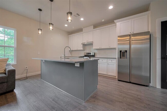 Building Photo - 7218 Philibert Ln
