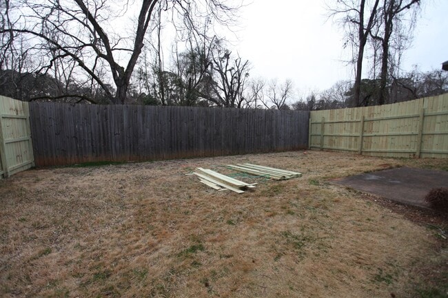 Building Photo - Updated 2 Bedroom Available July 2026!