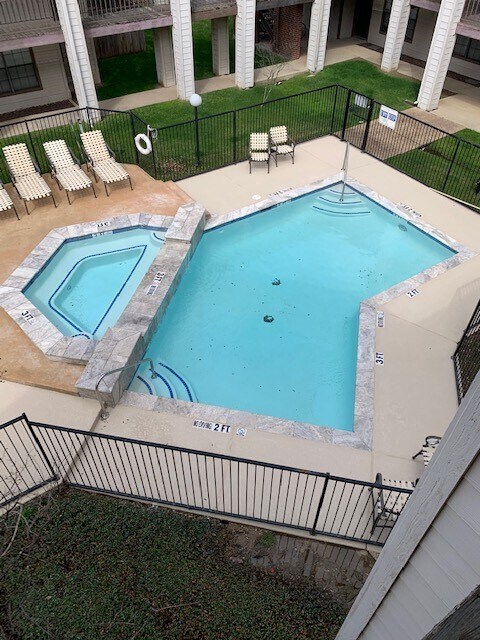 Foto del edificio - 218 N Texas Blvd