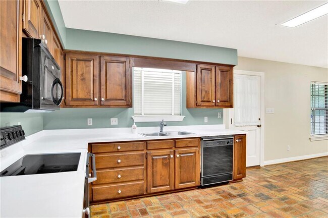 Building Photo - 2505 Elma Dr