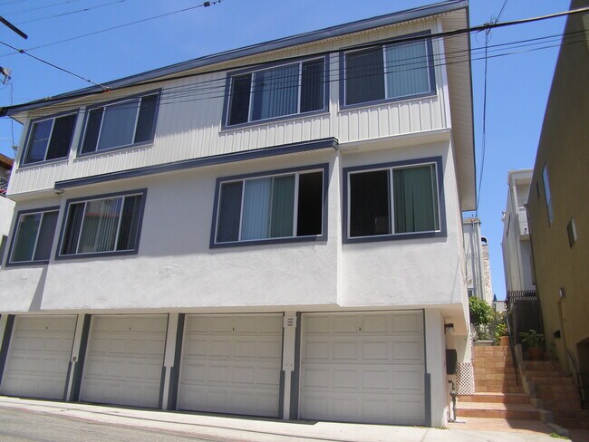 3 Unit Building - 1440 Bayview Dr