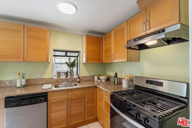 Building Photo - 3004 Thatcher Ave