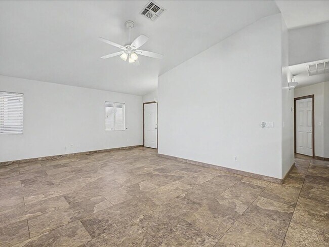 Foto del edificio - 10451 E Vashon St