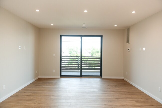 Sala de estar con puerta al balcón - 135 E Park Ave