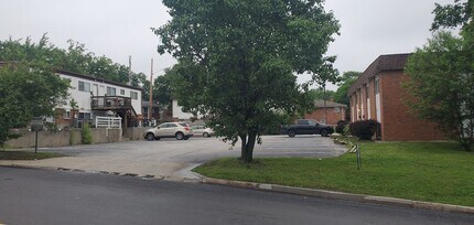 Building Photo - 924 W Texas Ave