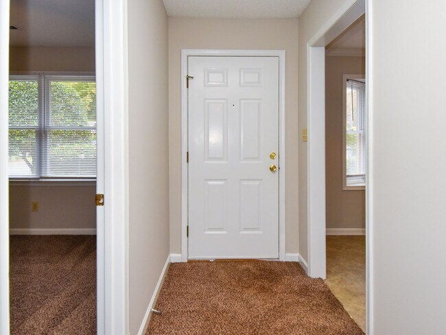Building Photo - 3 bedrooms, 2 bath one level town-home with vaulted living room opens to the deck. Conveniently l...