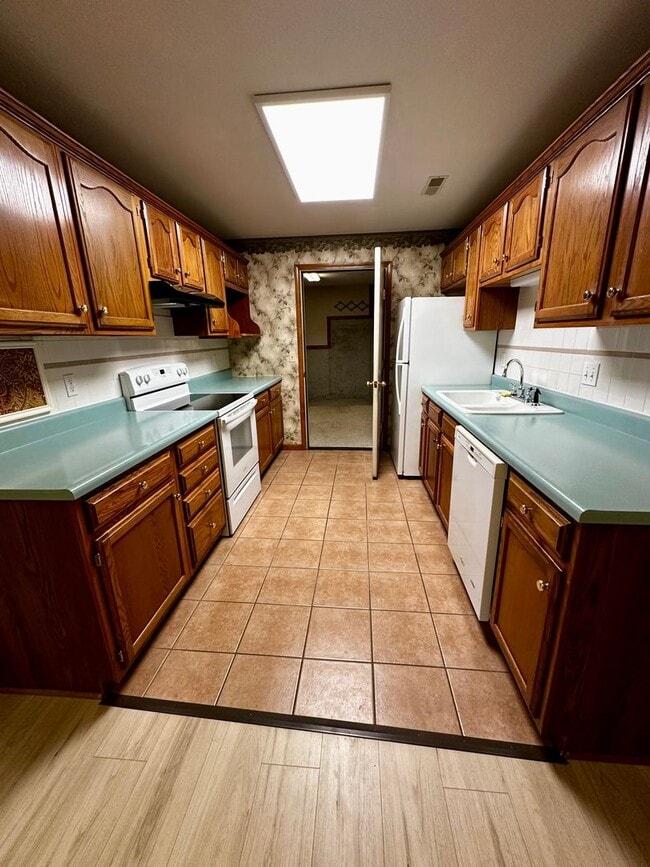 Building Photo - 3 Bedroom Home with Workshop in Boonville