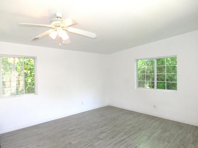 Building Photo - 1864 1/2 Yosemite Dr