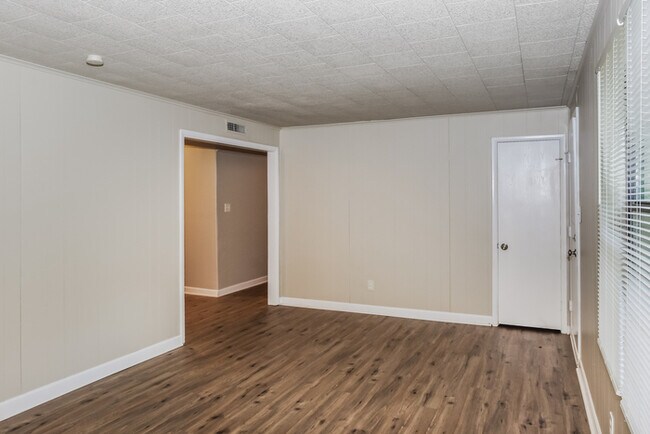 Building Photo - 156 Cranbrook Dr