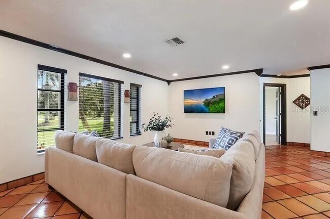 Foto del edificio - 2077 Racimo Dr