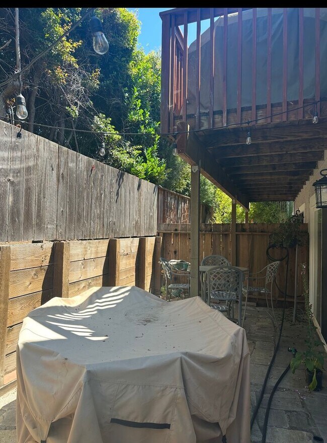 Foto del edificio - Spacious Townhome Near Dominican Hospital