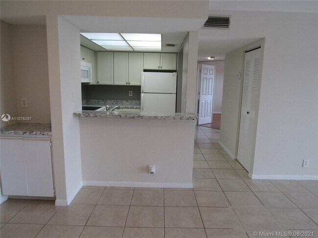 Building Photo - 1508 SE Royal Green Cir