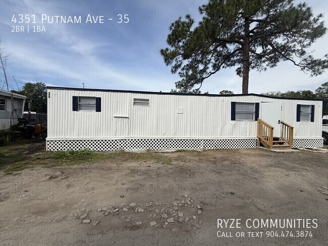 Foto del edificio - 4351 Putnam Ave