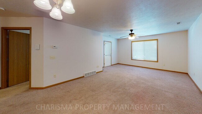 Building Photo - 906 N Western Ave