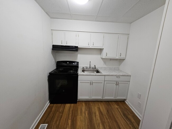 Building Photo - 109 E Eichel Ave