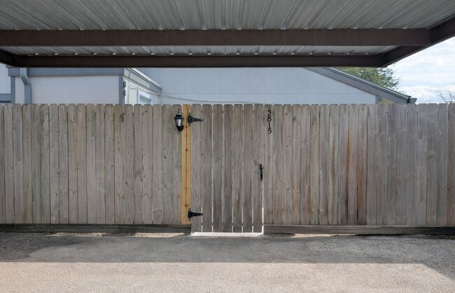 Foto del edificio - 5815 Village Forest Ct