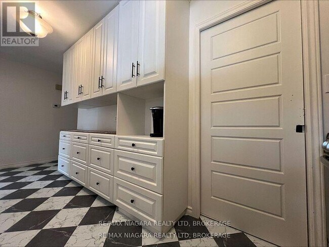 Building Photo - 7253 Thornhill Crescent