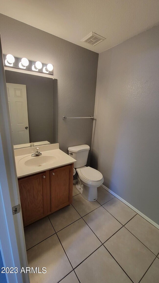 Foto del edificio - 5846 W Gelding Dr