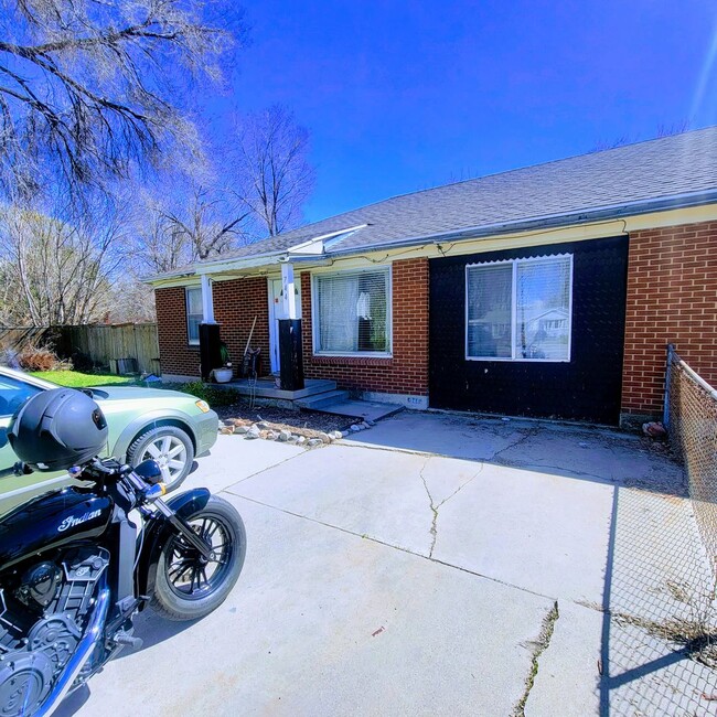 Foto del edificio - Private East Murray Home with HUGE yard!