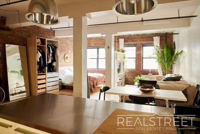 Building Photo - Spacious LOFT in Williamsburg!