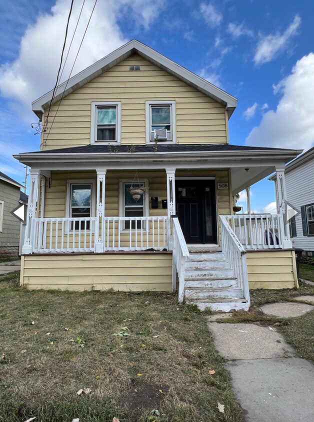 508 Ceape Ave Unit Upper, Oshkosh, WI 54901 Room for Rent in Oshkosh