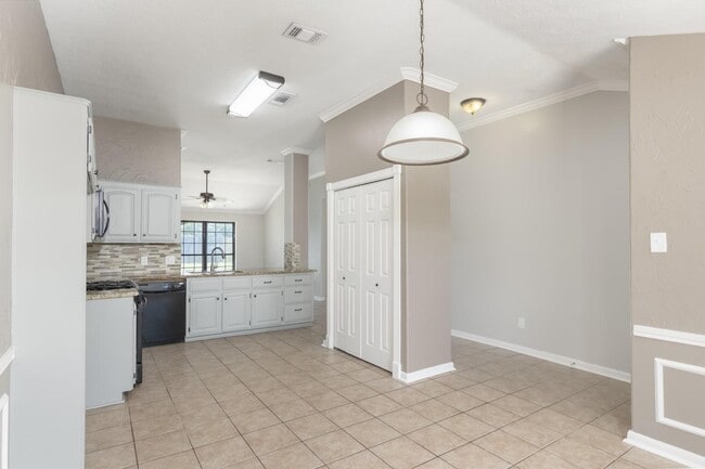 Building Photo - 6219 Ray Dr