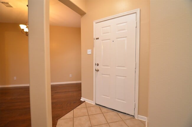 Building Photo - 2911 Meadowglen Cove