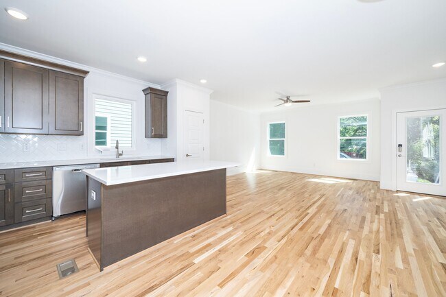 Building Photo - 1725 Crest Rd