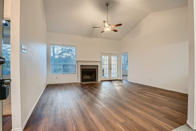 Foto del edificio - Beautiful 3/2 on Greenbelt (Inquire for Av...