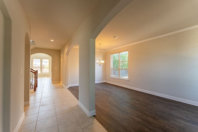 Building Photo - Stunning and Spacious 5/3.5 home in Pfluge...