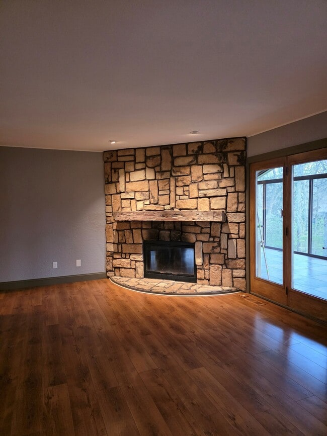 Building Photo - 2924 S Walnut Hill Dr