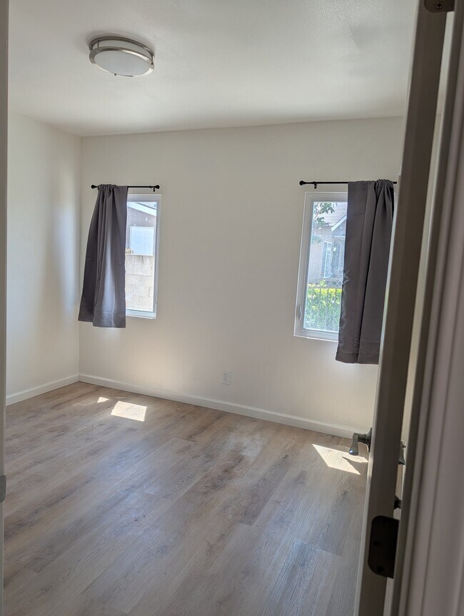 Building Photo - 142 W 111th Pl
