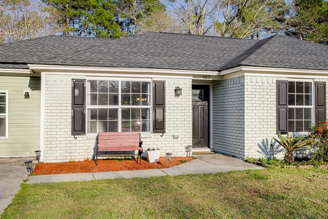 Foto del edificio - Updated 4 bedroom, 2 bathroom home coming ...