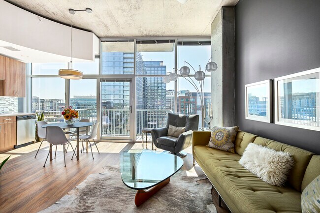 Área de estar - 1700 Bassett St