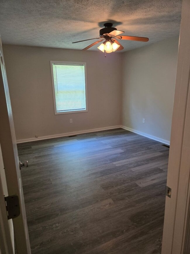 Building Photo - 2 bed 1 bath Duplex Blackstone-Convenient ...