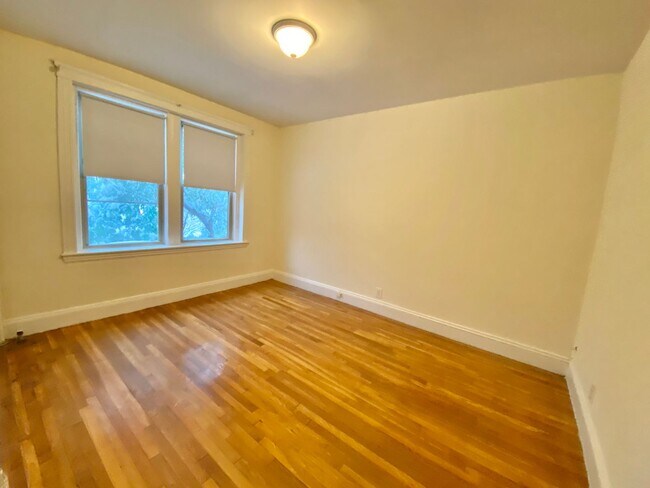 Building Photo - Large Basic Cleveland Circle One Bedroom