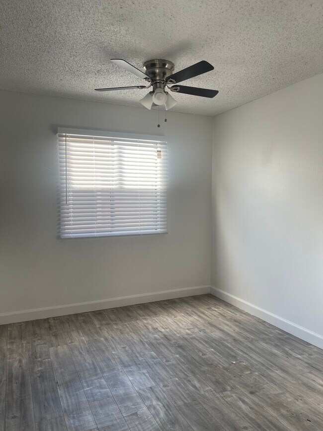 Foto del edificio - 21601 Strathern St