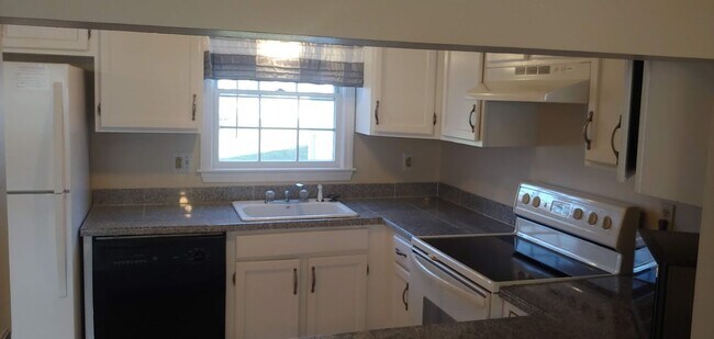 Building Photo - ***Please Respond Directly to the Online L...