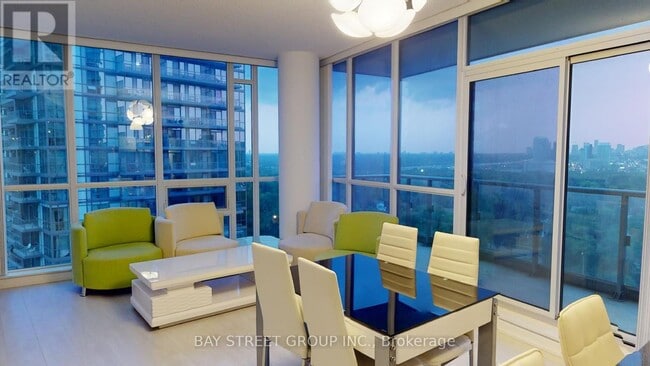 Photo du bâtiment - 62 Forest Manor Rd