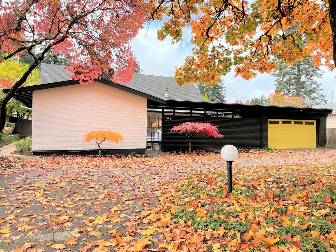 Primary Photo - Beautiful 3 Bed + 2.5 Bath Remodeled Mid-C...