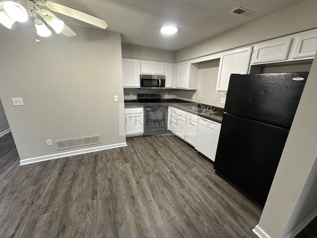 Building Photo - 101 NE Dogwood