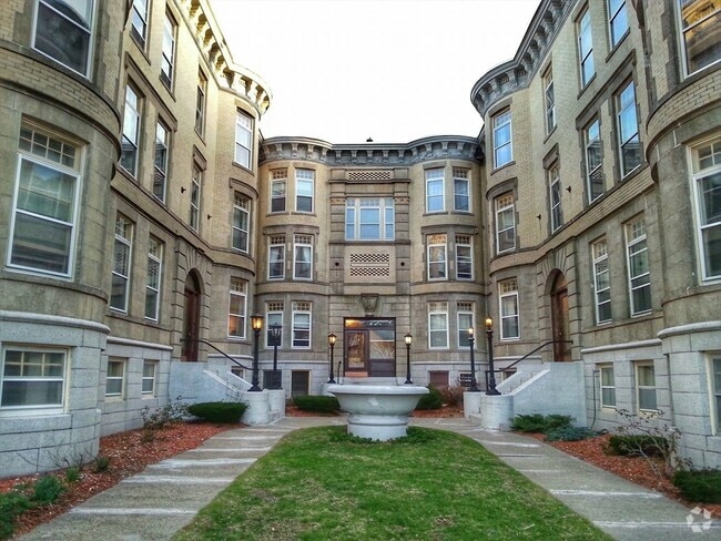 Building Photo - 1685 Beacon St