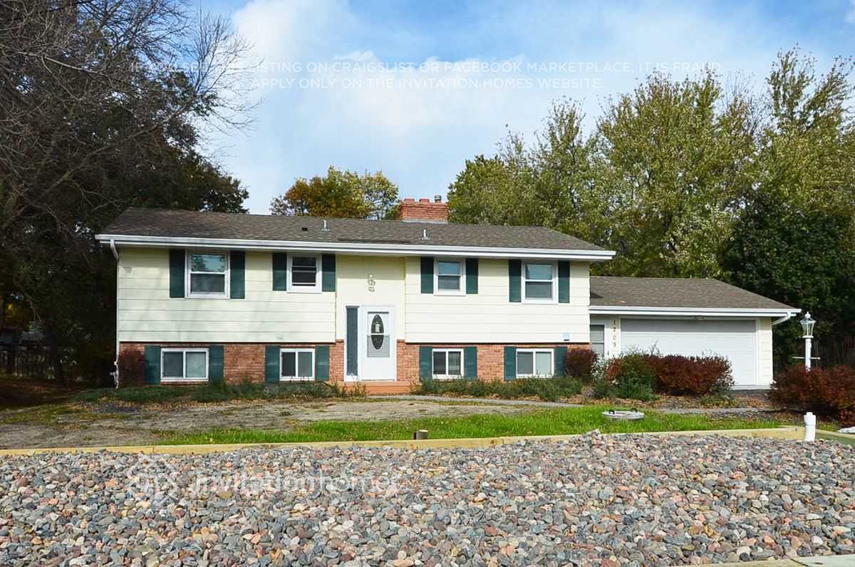Primary Photo - 1209 Main St